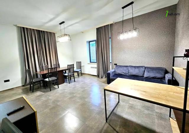 Երկու հարկանի քարե տուն Զովունի 6 փողոցում Զովունիում, 470 ք.մ., 2 սանհանգույց, կապիտալ վերանորոգված