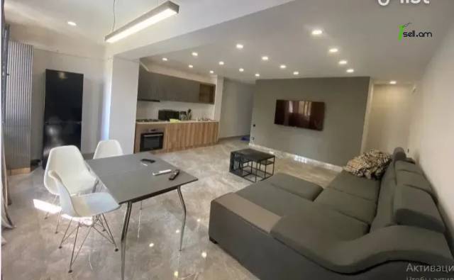 3 սենյականոց բնակարան Սունդուկյան փողոցում, 80 ք.մ., նախավերջին հարկ, մի քանի պատշգամբ