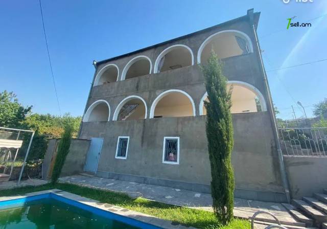 Երեք հարկանի քարե տուն Սերո Խանզադյան փողոցում Նորք Մարաշում, 370 ք.մ., 3+ սանհանգույց, մեծ հողամաս
