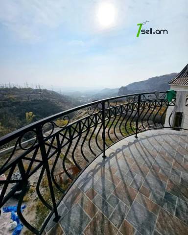 Երեք հարկանի քարե տուն Դավիթ Բեկի փողոցում Նոր Նորքում, 1003 քմ, 3+ սանհանգույց