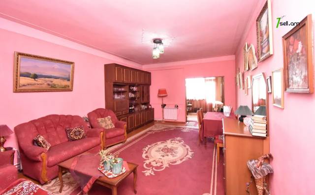 Երեք հարկանի քարե տուն Ազատամարտիկների փողոցում Էրեբունիում, 182 քմ, 2 սանհանգույց