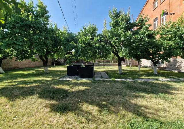 Երեք հարկանի քարե տուն Աջափնյակում, 500 ք.մ., 3+ սանհանգույց, եվրովերանորոգված