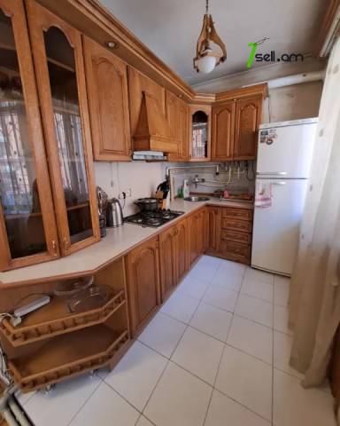 4 սենյականոց բնակարան Լեոյի փողոցում, 100 ք.մ., 2/5 հարկ, եվրովերանորոգված, քարե շենք