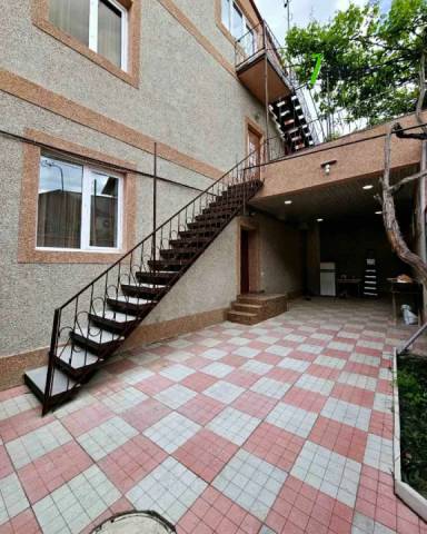 Երկու հարկանի քարե տուն Թավրիզյան փողոցում Արաբկիրում, 400 քմ, 2 սանհանգույց, կապիտալ վերանորոգված