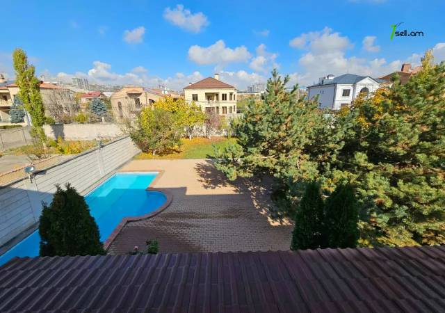 Երկու հարկանի քարե տուն Ծարավ Աղբյուրի փողոցում Ավանում, 1650 ք.մ., 3+ սանհանգույց