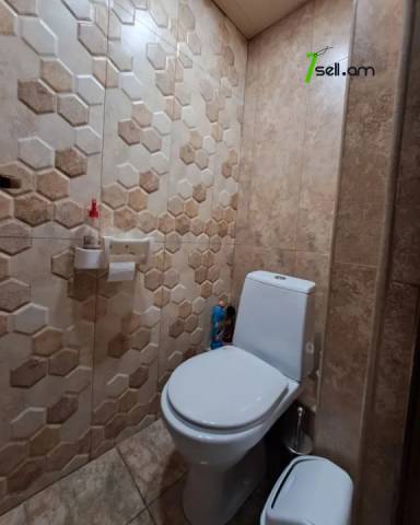 2 սենյականոց բնակարան Դերենիկ Դեմիրճյանի փողոցում, 65 ք.մ., 2/9 հարկ, կապիտալ վերանորոգված