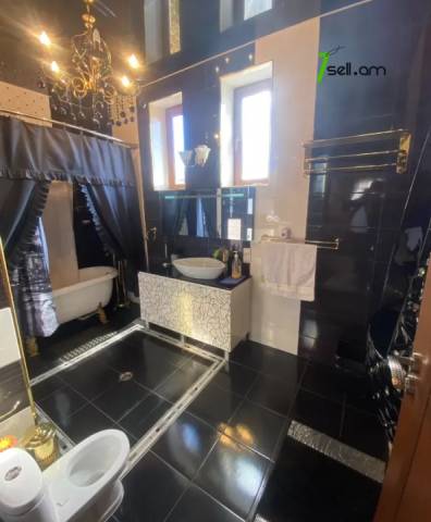 Երկու հարկանի քարե տուն Նոր Նորքում, 800 ք.մ., 3+ սանհանգույց, եվրովերանորոգված