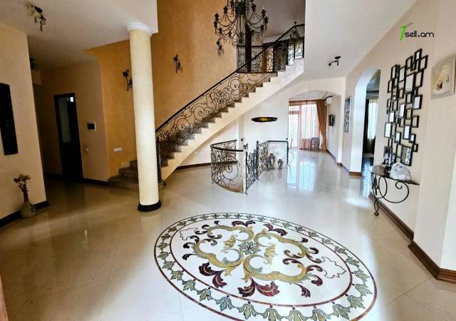 Երեք հարկանի քարե տուն, Գ-1 թաղամաս Աջափնյակում, 1391 ք.մ., 3+ սանհանգույց, կապիտալ վերանորոգված