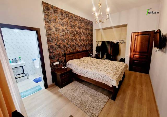 Երկու հարկանի քարե տուն Ծարավ աղբյուրի փողոցում Ավանում, 900 քմ, 3+ սանհանգույց, եվրովերանորոգված