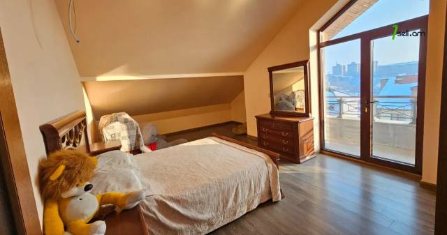 Երեք հարկանի քարե տուն Մոլդովական փողոցում Նոր Նորքում, 1240 քմ, 3+ սանհանգույց