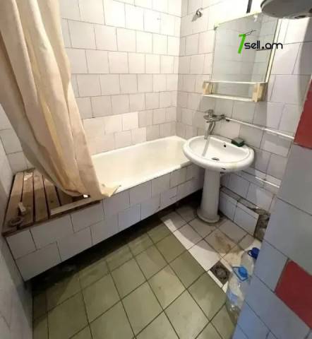 3 սենյականոց բնակարան Կիևյան փողոցում, 78 ք.մ., 2 սանհանգույց, 5/9 հարկ, քարե շենք