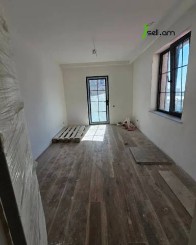 Երեք հարկանի քարե տուն Գևորգ Վարդանյան փողոցում Արաբկիրում, 1660 քմ, 3+ սանհանգույց