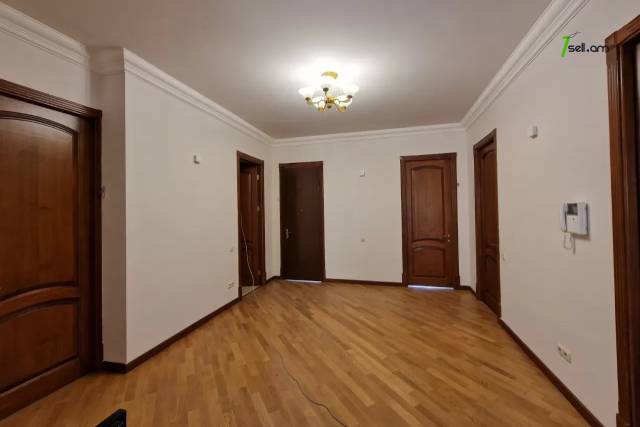 Երկու հարկանի քարե տուն, Նոյ թաղամաս Աջափնյակում, 400 ք.մ., 3+ սանհանգույց, եվրովերանորոգված