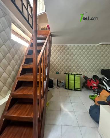 4 սենյականոց բնակարան Շիրակի փողոցում, 102 ք.մ., 1/4 հարկ, կապիտալ վերանորոգված, քարե շենք