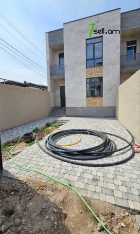 Երկու հարկանի թաունհաուզ, Գ-1 թաղամաս Աջափնյակում, 153 քմ, 2 սանհանգույց, մասնակի վերանորոգում