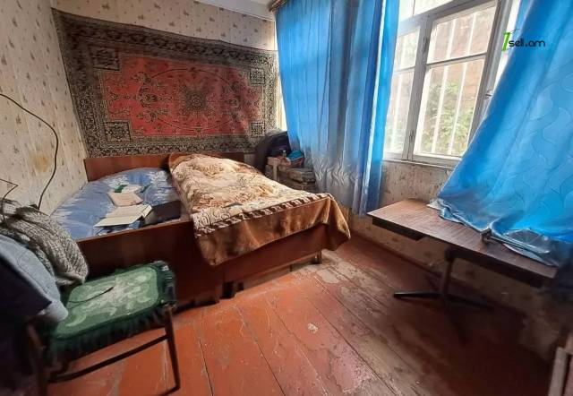 Երկու հարկանի քարե տուն Պարույր Սևակի փողոցում Քանաքեռ Զեյթունում, 320 ք.մ.