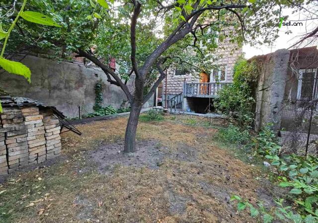 Երկու հարկանի քարե տուն Նոր Արեշի 9-րդ փողոցում Էրեբունիում, 530 ք.մ., 2 սանհանգույց