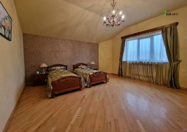 Երկու հարկանի քարե տուն, Եղվարդի խճուղի Զովունիում, 1000 ք.մ., 3+ սանհանգույց, եվրովերանորոգված