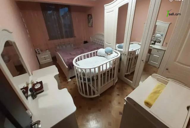 3 սենյականոց բնակարան, Աթոյան փողոցի նրբանցք, 82 քմ, 2/5 հարկ, կապիտալ վերանորոգված, քարե շենք