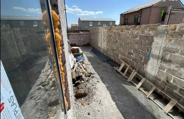 Երկու հարկանի քարե տուն Մելքումովի փողոցում Աջափնյակում, 300 ք.մ., 2 սանհանգույց