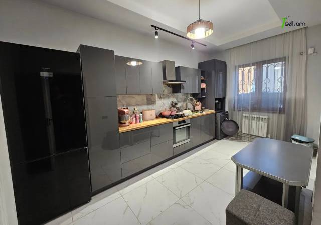 Երեք հարկանի քարե տուն Դավիթ Բեկի փողոցում Էրեբունիում, 480 ք.մ., 2 սանհանգույց, եվրովերանորոգված