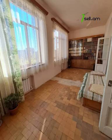 4 սենյականոց բնակարան Մոսկովյան փողոցում, 94 ք.մ., բարձր առաստաղներ, քարե շենք