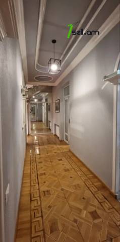 Ընդարձակ 5 սենյականոց բնակարան Մեսրոպ Մաշտոցի պողոտայում, 310 ք.մ., 2 սանհանգույց, բարձր առաստաղներ