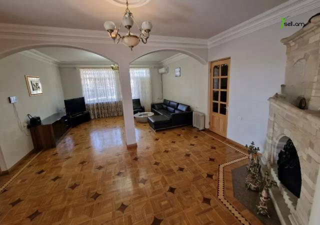 Երեք հարկանի քարե տուն Աջափնյակում, 500 ք.մ., 3+ սանհանգույց, եվրովերանորոգված