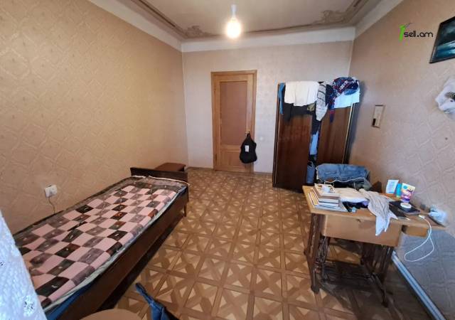 3 սենյականոց բնակարան Բարբյուսի փողոցում, 94 ք.մ., մի քանի պատշգամբ, քարե շենք