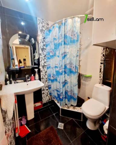 1 սենյականոց բնակարան Նանսենի փողոցում, 44 ք.մ., 3/5 հարկ, կապիտալ վերանորոգված, քարե շենք