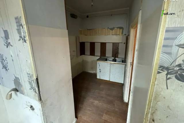 1 սենյականոց բնակարան Նելսոն Ստեփանյան փողոցում, 46 քմ, նախավերջին հարկ, քարե շենք