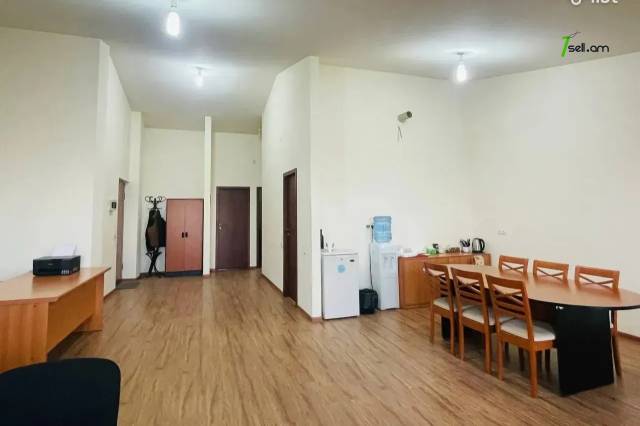 3 սենյականոց բնակարան նորակառույց շենքում Անտառային փողոցում, 108 ք.մ., բարձր առաստաղներ