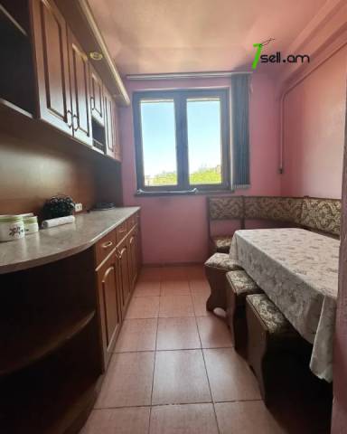 2 սենյականոց բնակարան Ակսել Բակունցի փողոցում, 58 քմ, 3/5 հարկ, կապիտալ վերանորոգված, քարե շենք