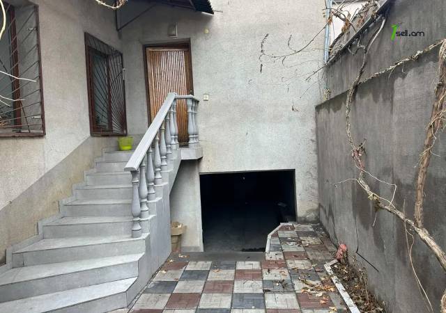 Երկու հարկանի քարե տուն Մարշալ Բաղրամյան պողոտայում Արաբկիրում, 130 ք.մ., 2 սանհանգույց