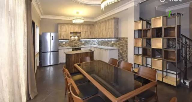 Երկու հարկանի քարե տուն Քաջազնունի փողոցում կենտրոնում, 600 ք.մ., 3+ սանհանգույց
