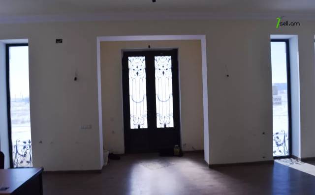 Երկու հարկանի քարե տուն Գյումրիում, 180 ք.մ., 2 սանհանգույց, դիզայներական ոճով վերանորոգված