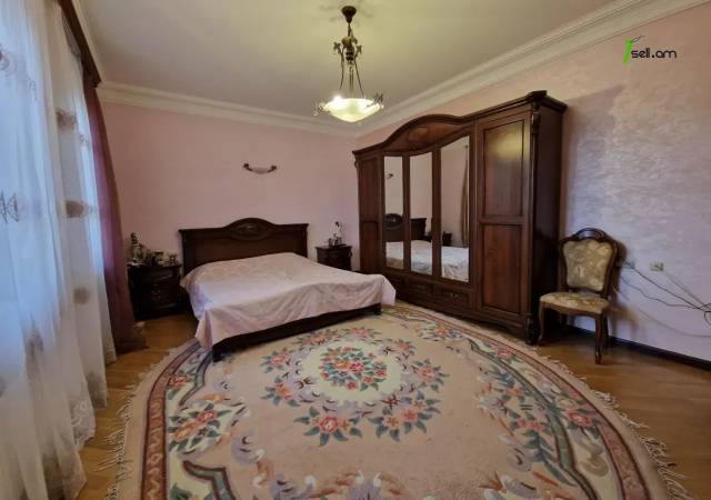 Երկու հարկանի քարե տուն Մոլդովական փողոցում Նոր Նորքում, 1300 ք.մ., 3+ սանհանգույց, եվրովերանորոգված