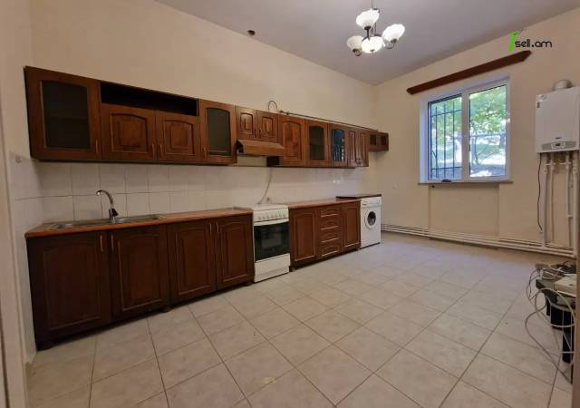 Երկու հարկանի քարե տուն Ղազարավանում, 300 ք.մ., 2 սանհանգույց, կապիտալ վերանորոգված