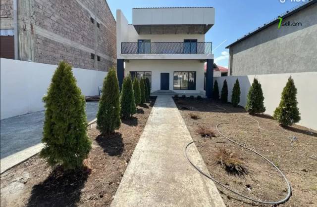 Երկու հարկանի քարե տուն Մելքումովի փողոցում Աջափնյակում, 300 ք.մ., 2 սանհանգույց