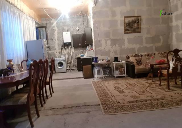 Երկու հարկանի քարե տուն Շենգավիթ փողոցում Շենգավիթում, 200 ք.մ., 2 սանհանգույց, մասնակի վերանորոգում