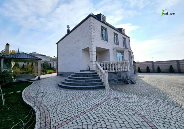 Երկու հարկանի քարե տուն Ամառանոցային փողոցում Ջրվեժում, 2100 քմ, 2 սանհանգույց, կապիտալ վերանորոգված