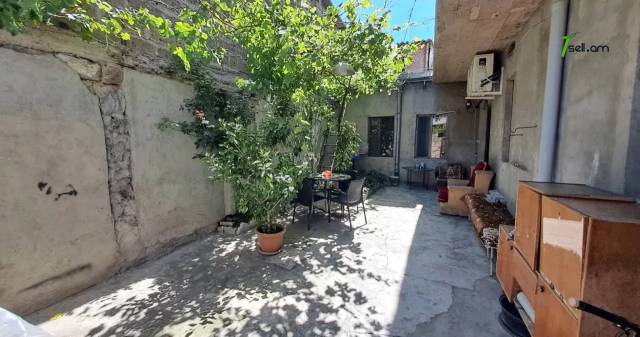 Երկու հարկանի քարե տուն Սասունցի Դավիթ փողոցում Էրեբունիում, 103 քմ, 2 սանհանգույց
