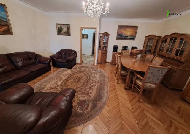 4 սենյականոց բնակարան Լեոյի փողոցում, 100 ք.մ., 2/5 հարկ, եվրովերանորոգված, քարե շենք