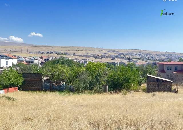 Հողատարածք բնակելի շինությունների համար Ավանում, 800 ք.մ.