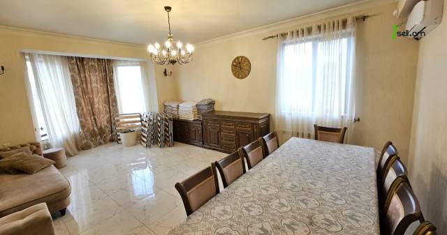 Երկու հարկանի քարե տուն Նվեր Սաֆարյան փողոցում Ավանում, 729 ք.մ., 3+ սանհանգույց