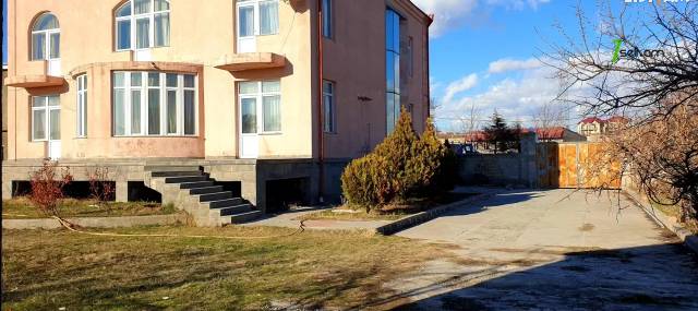 Երկու հարկանի քարե տուն, Աշտարակի խճուղի Աջափնյակում, 2000 ք.մ., 3+ սանհանգույց, մեծ հողամաս