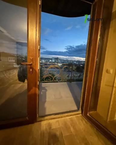 Երեք հարկանի քարե տուն 1-ին փողոցում Զովունիում, 800 ք.մ., 3+ սանհանգույց, կապիտալ վերանորոգված