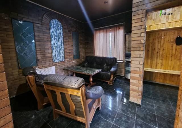 Երկու հարկանի քարե տուն, Եղվարդի խճուղի Զովունիում, 1000 ք.մ., 3+ սանհանգույց, եվրովերանորոգված