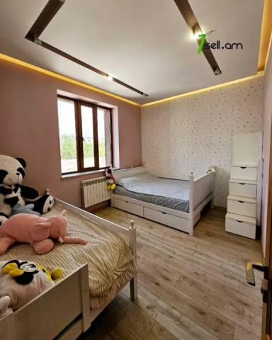 Երկու հարկանի քարե տուն 41-րդ փողոցում Զովունիում, 600 ք.մ., 3+ սանհանգույց