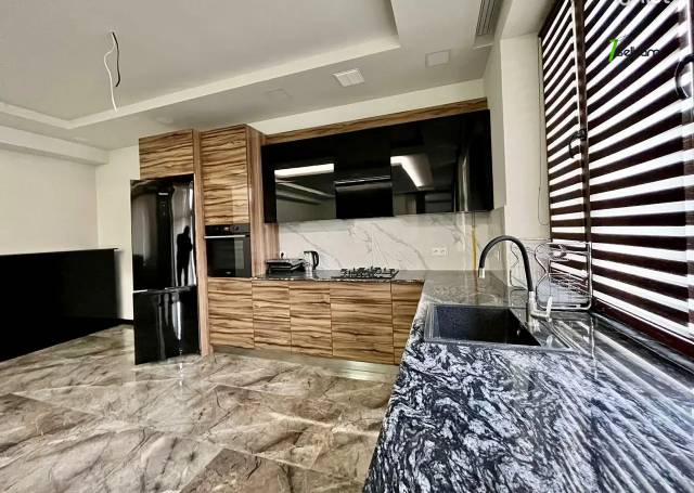 Երկու հարկանի տուն Էզրաս Հասրաթյան փողոցում Քանաքեռ Զեյթունում, 300 ք.մ., 3+ սանհանգույց